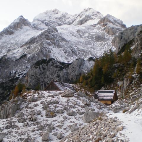 Refugio de Vodnikov y pico del Triglav